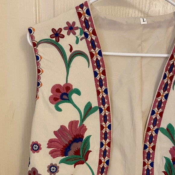 Floral Embroidered Vest - Picture 3 of 11